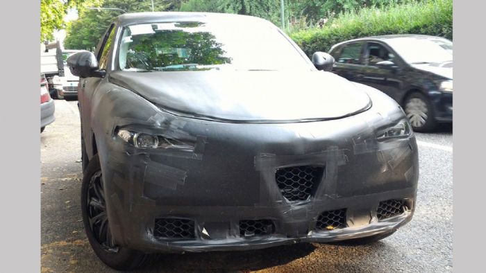 Βαρύ καμουφλάζ για το μοντέλο της Alfa Romeo που δεν αφήνει να δούμε παρά μόνο τη μάσκα.